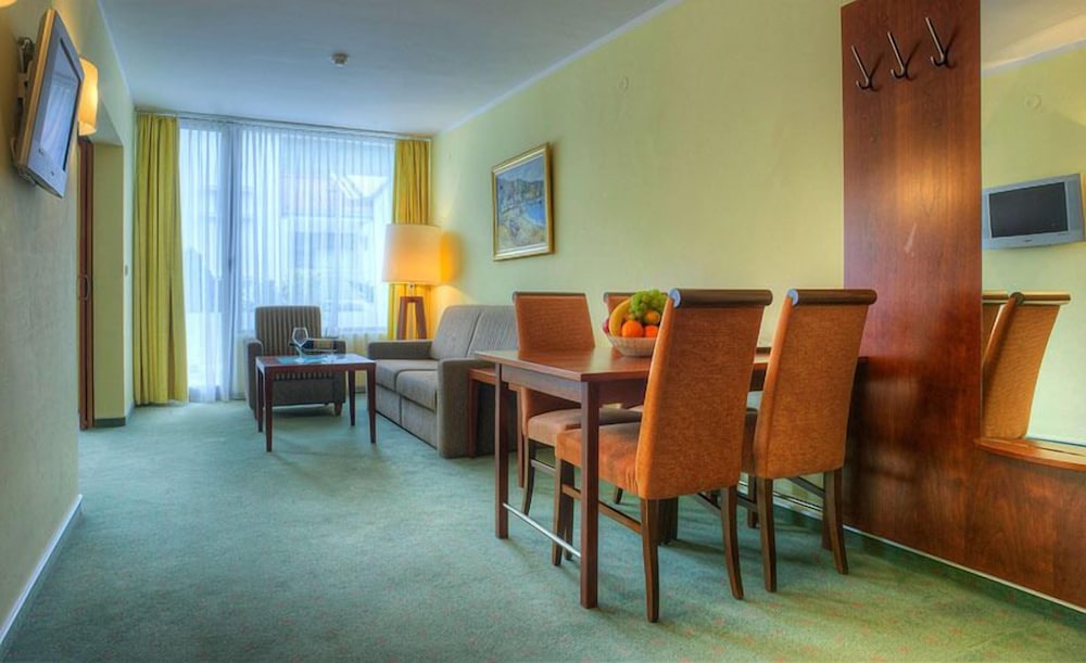 Hotel Rivijera — Hotel rooms in Petrovac, Budva Municipality