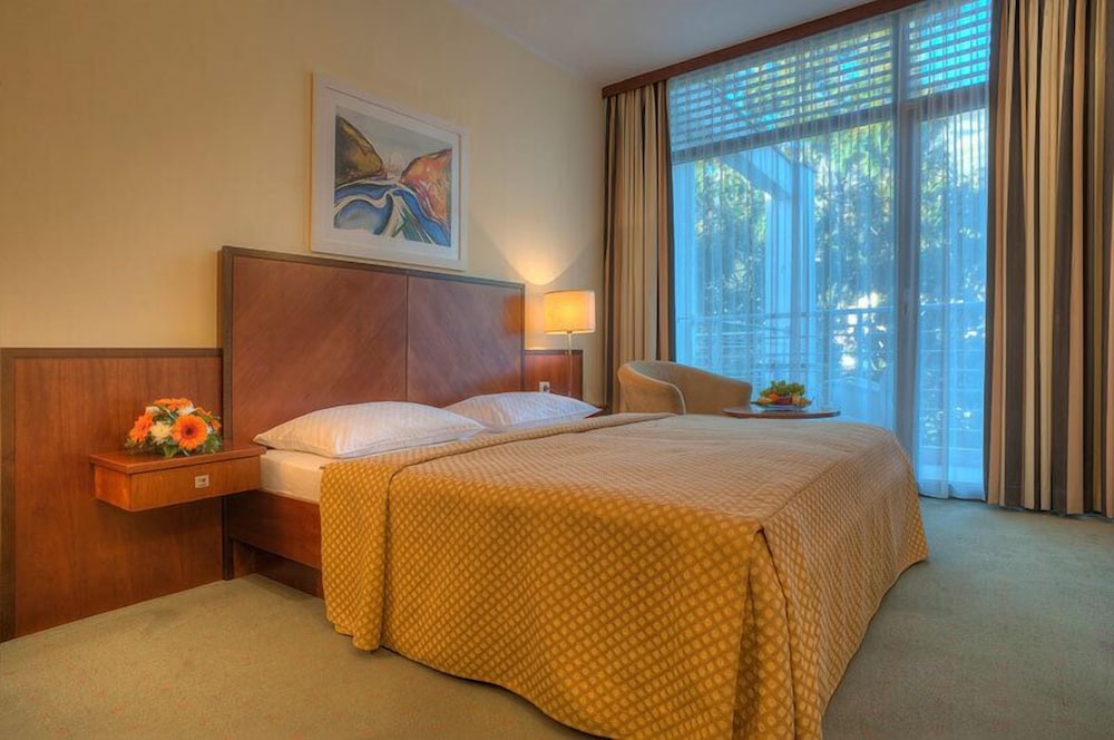 Hotel Rivijera — Hotel rooms in Petrovac, Budva Municipality