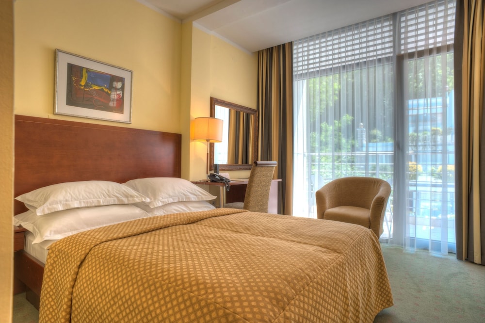 Hotel Rivijera — Hotel rooms in Petrovac, Budva Municipality