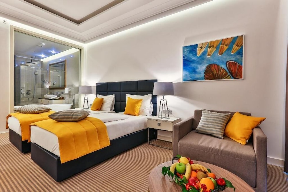 Hotel Rivijera — Hotel rooms in Petrovac, Budva Municipality