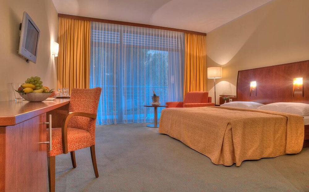 Hotel Rivijera — Hotel rooms in Petrovac, Budva Municipality