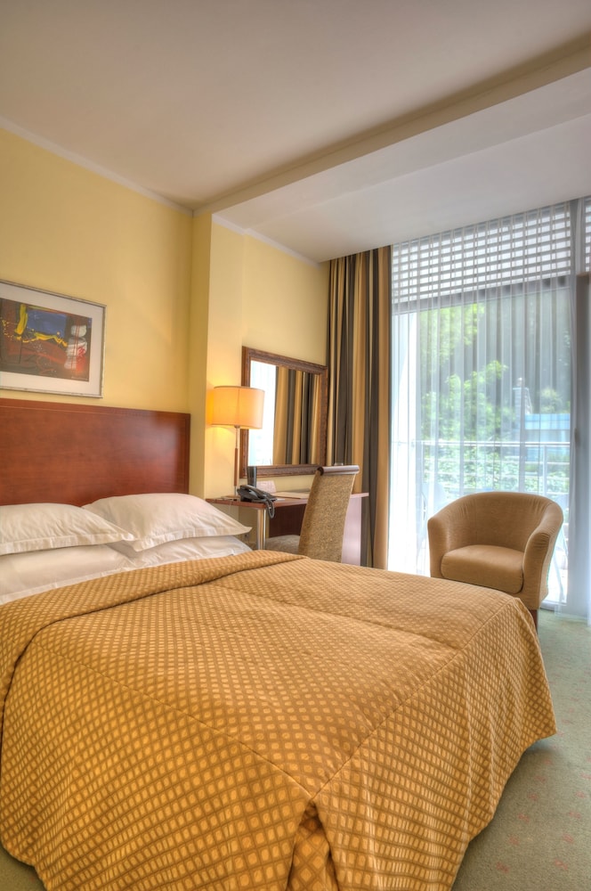 Hotel Rivijera — Hotel rooms in Petrovac, Budva Municipality
