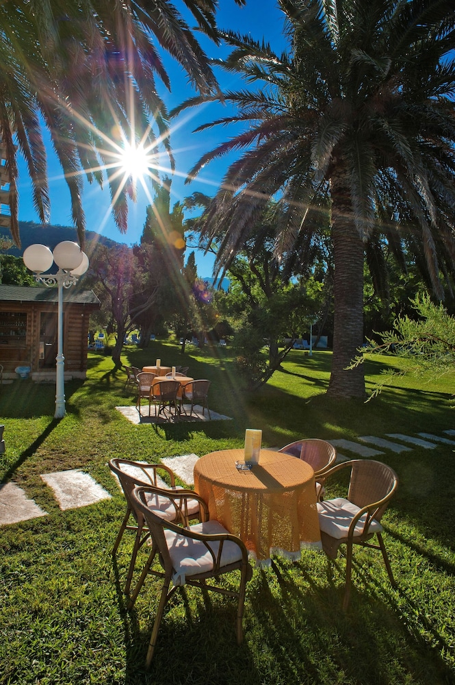 Hotel Rivijera — Restaurant & bars in Petrovac, Budva Municipality