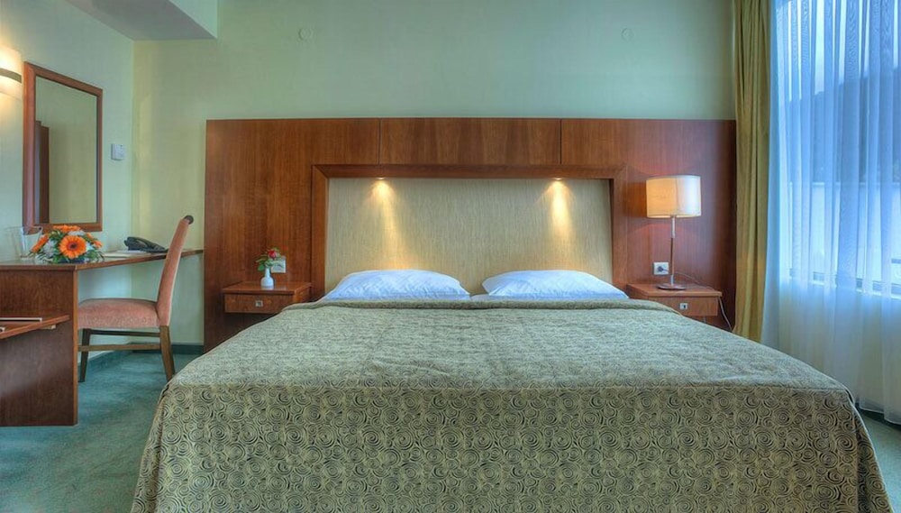 Hotel Rivijera — Hotel rooms in Petrovac, Budva Municipality