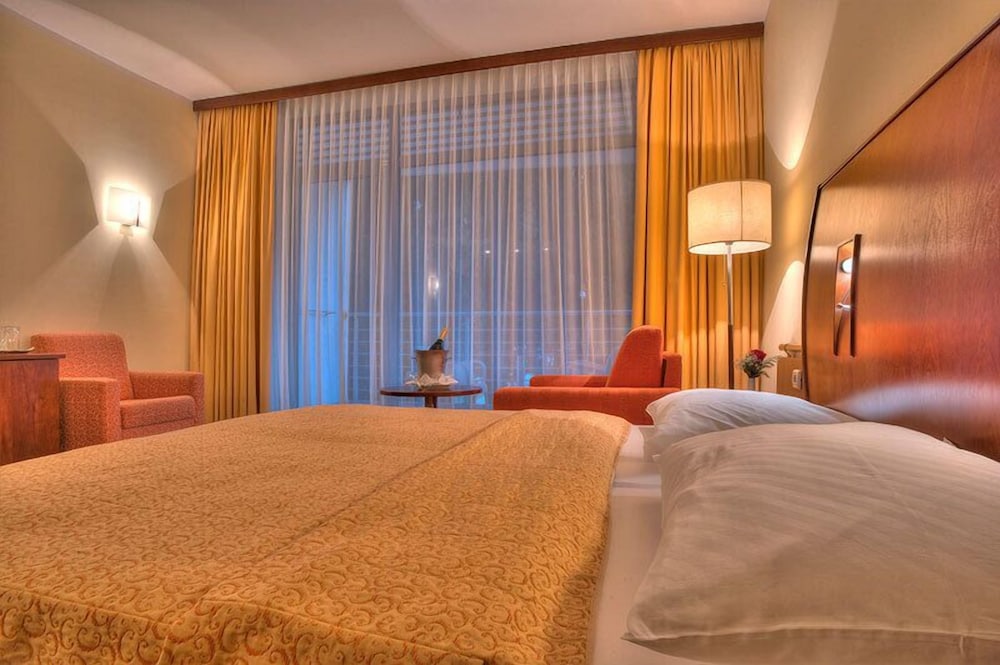 Hotel Rivijera — Hotel rooms in Petrovac, Budva Municipality