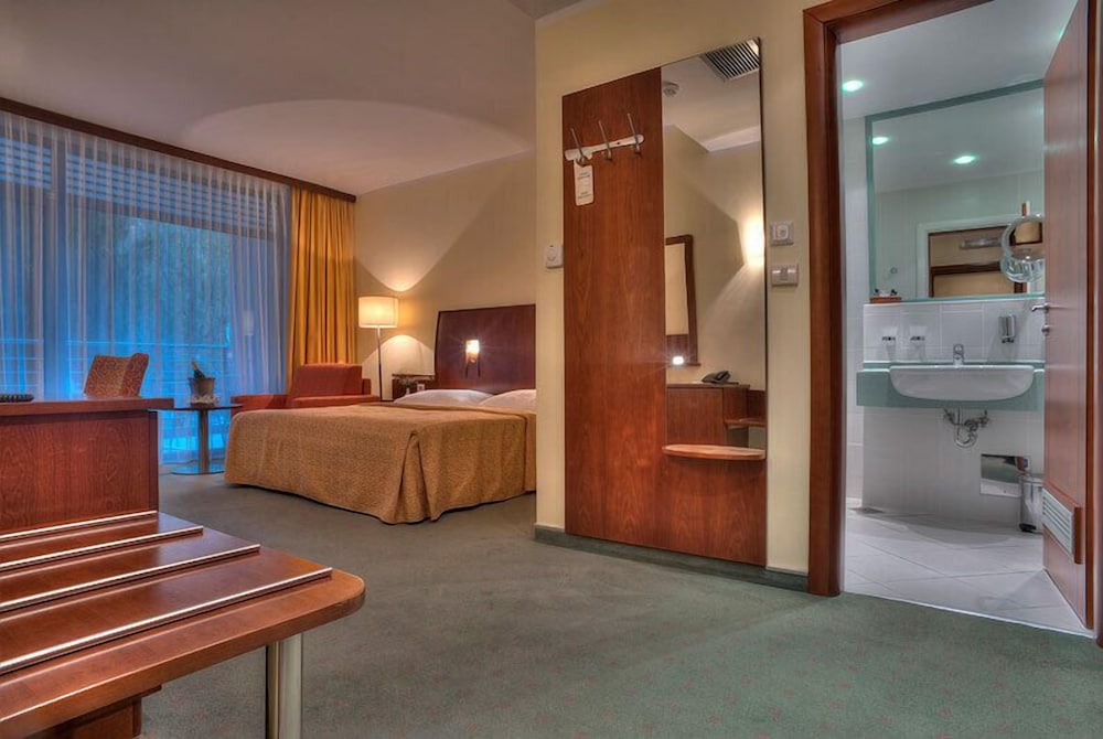 Hotel Rivijera — Hotel rooms in Petrovac, Budva Municipality