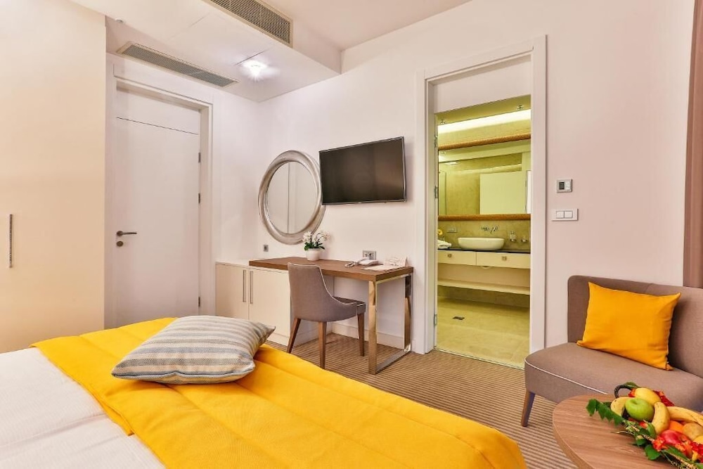Hotel Rivijera — Hotel rooms in Petrovac, Budva Municipality