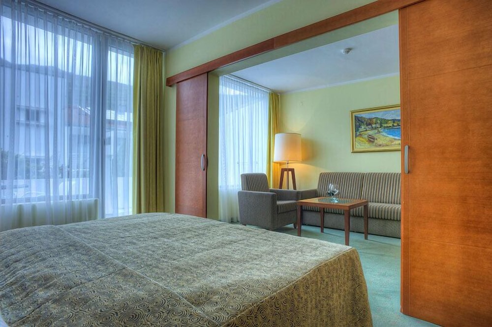 Hotel Rivijera — Hotel rooms in Petrovac, Budva Municipality