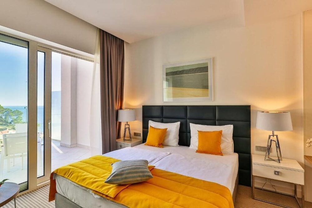 Hotel Rivijera — Hotel rooms in Petrovac, Budva Municipality
