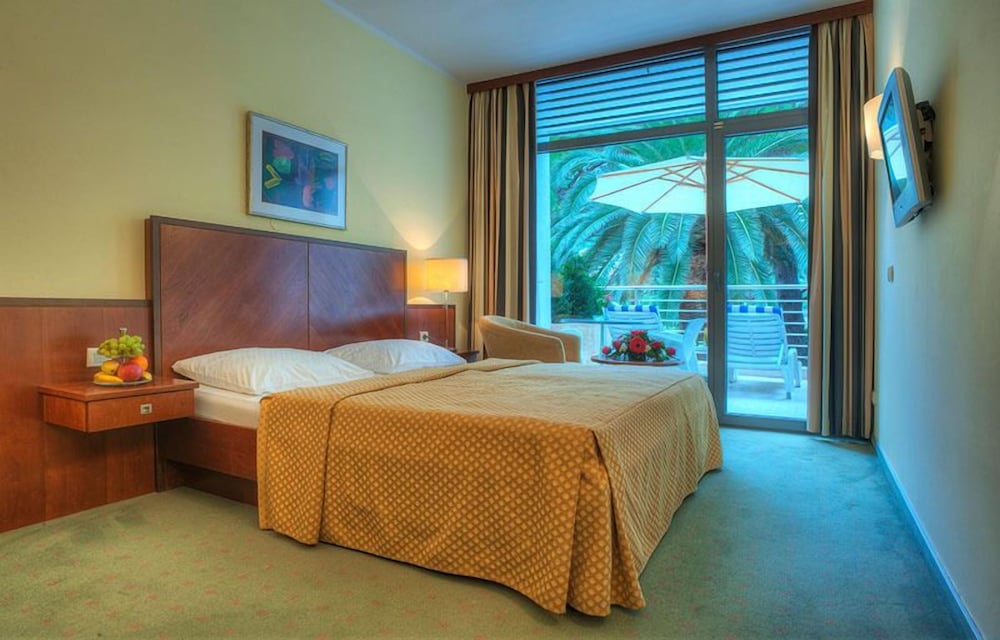 Hotel Rivijera — Hotel rooms in Petrovac, Budva Municipality