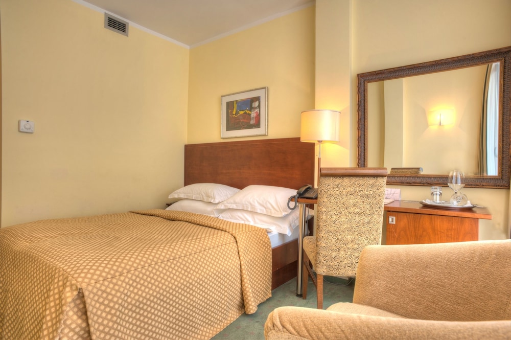 Hotel Rivijera — Hotel rooms in Petrovac, Budva Municipality