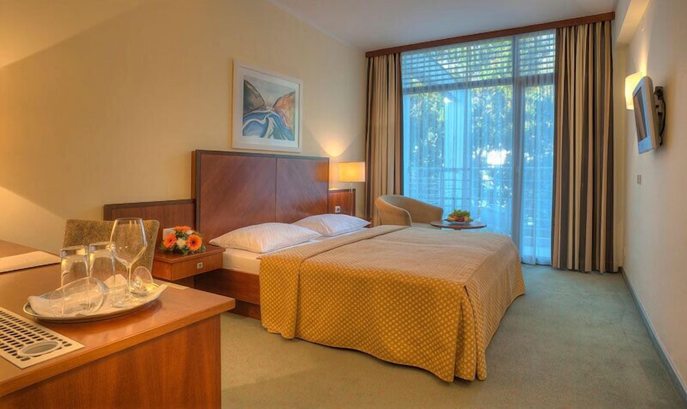 Hotel Rivijera — Hotel rooms in Petrovac, Budva Municipality