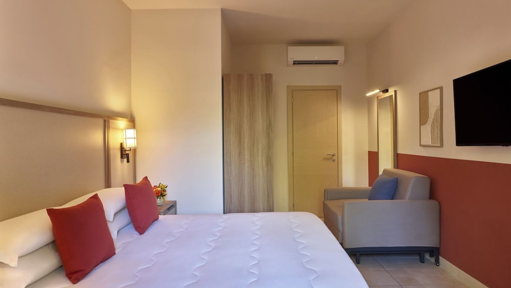 Calaserena Resort — Hotel rooms in Maracalagonis, Sardinia