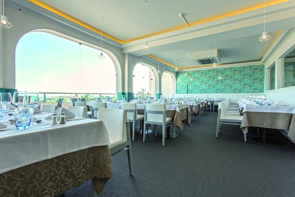 Ukino Palmeiras Village Family Resort - All Inclusive — Restaurant & bars in Armação de Pêra, Faro