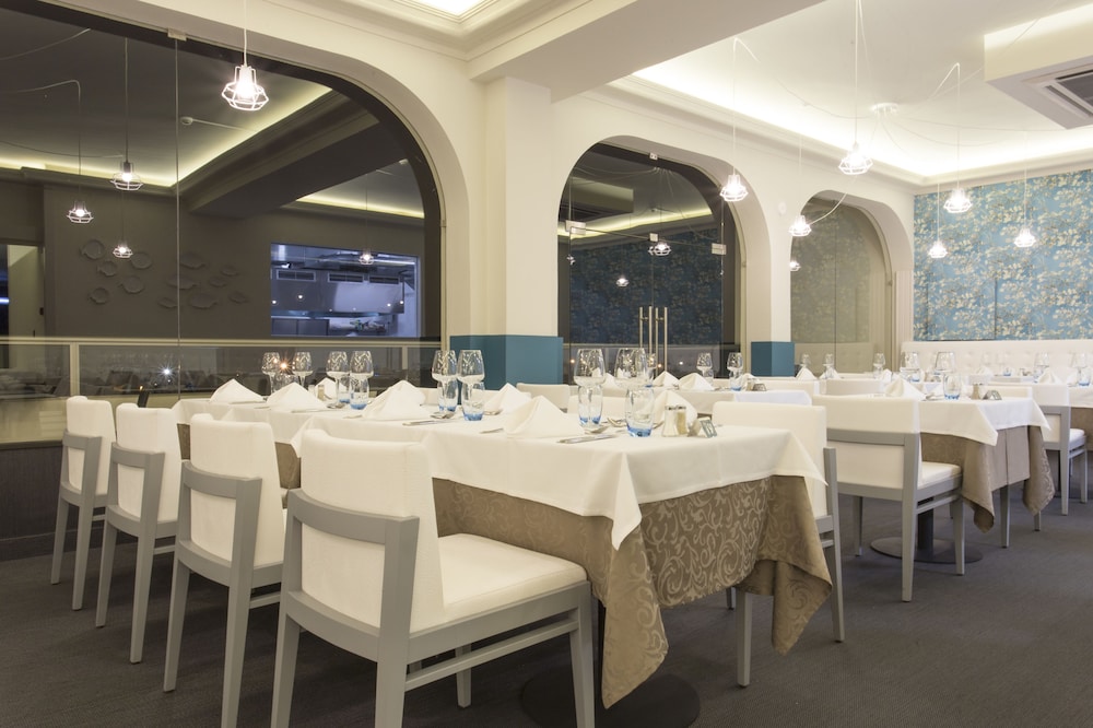 Ukino Palmeiras Village Family Resort - All Inclusive — Restaurant & bars in Armação de Pêra, Faro