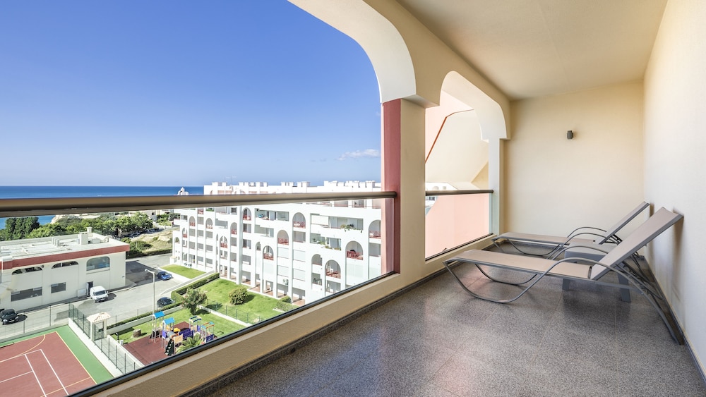 Ukino Palmeiras Village Family Resort - All Inclusive — Hotel building in Armação de Pêra, Faro