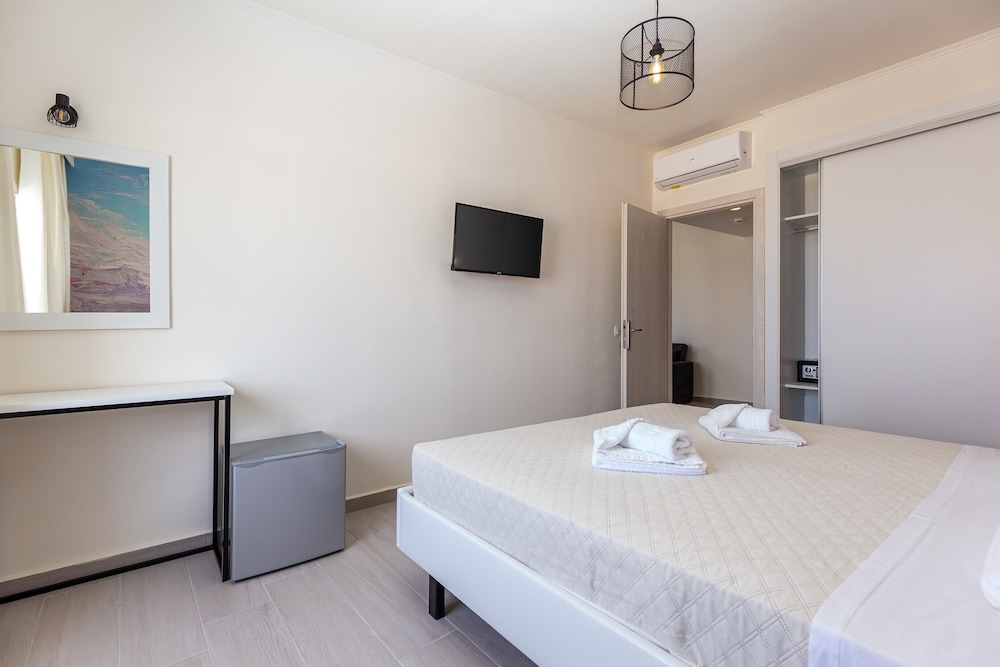 Aqua Luxury Suites Roda — Hotel rooms in Roda, Ionian Islands
