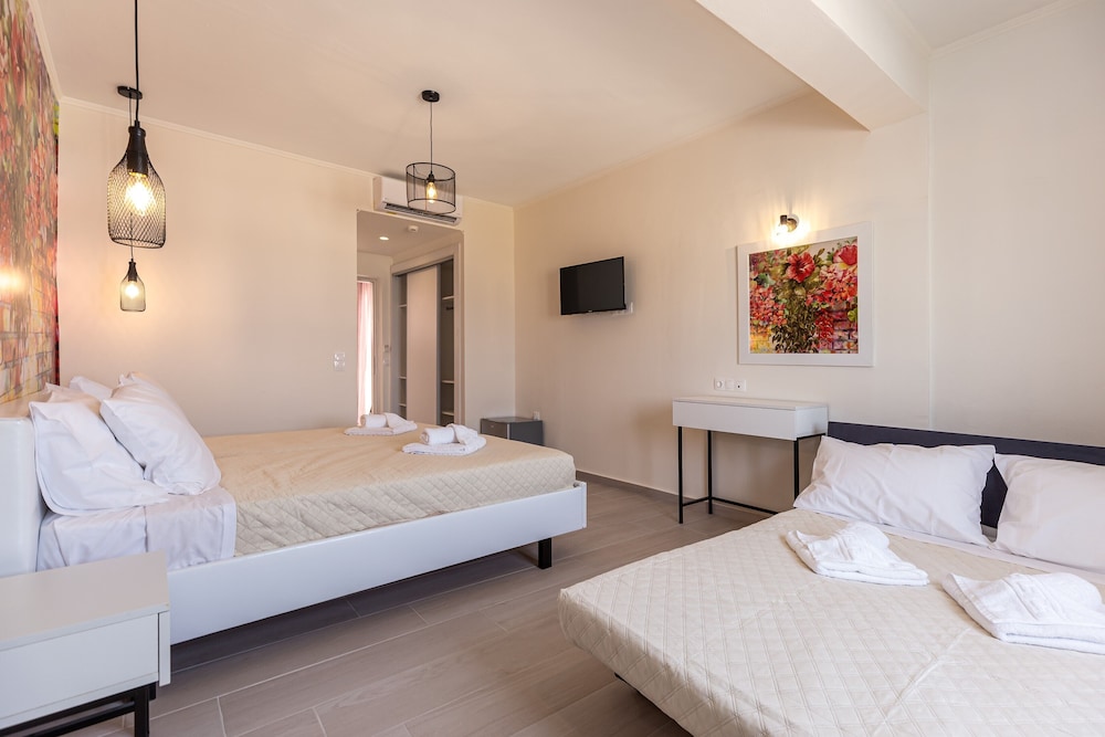 Aqua Luxury Suites Roda — Hotel rooms in Roda, Ionian Islands