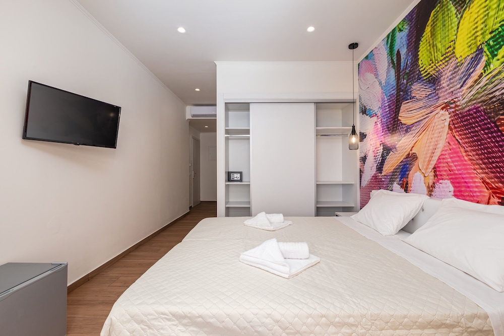 Aqua Luxury Suites Roda — Hotel rooms in Roda, Ionian Islands