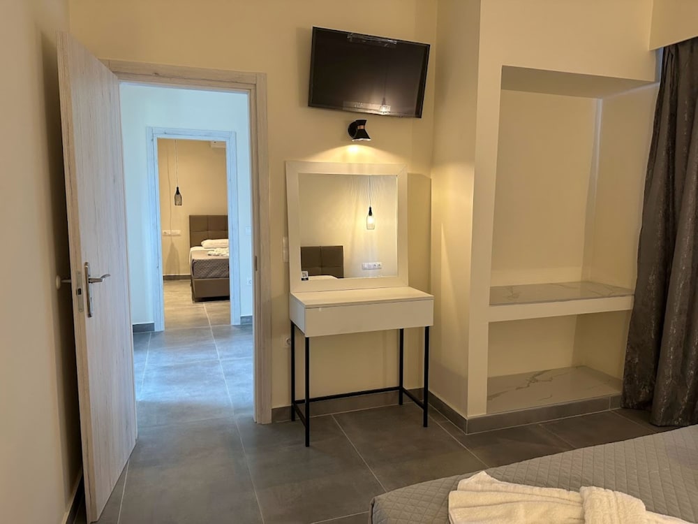 Aqua Luxury Suites Roda — Hotel rooms in Roda, Ionian Islands