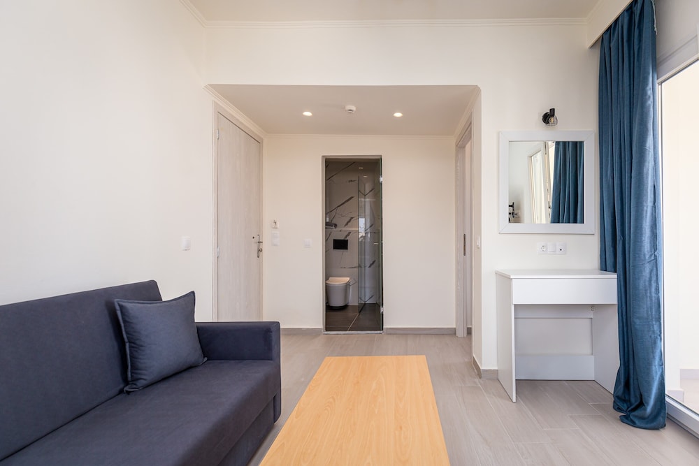 Aqua Luxury Suites Roda — Hotel rooms in Roda, Ionian Islands