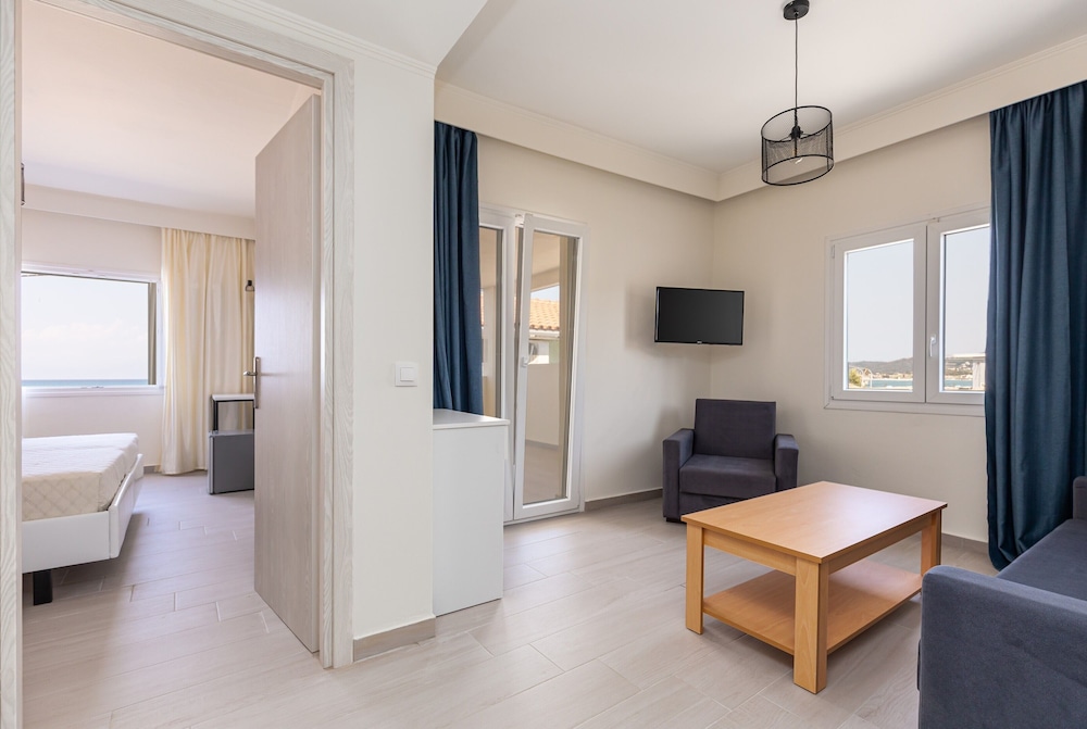Aqua Luxury Suites Roda — Hotel rooms in Roda, Ionian Islands
