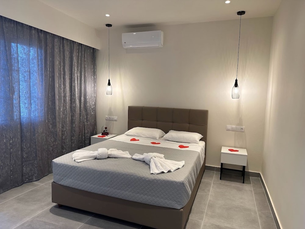 Aqua Luxury Suites Roda — Hotel rooms in Roda, Ionian Islands
