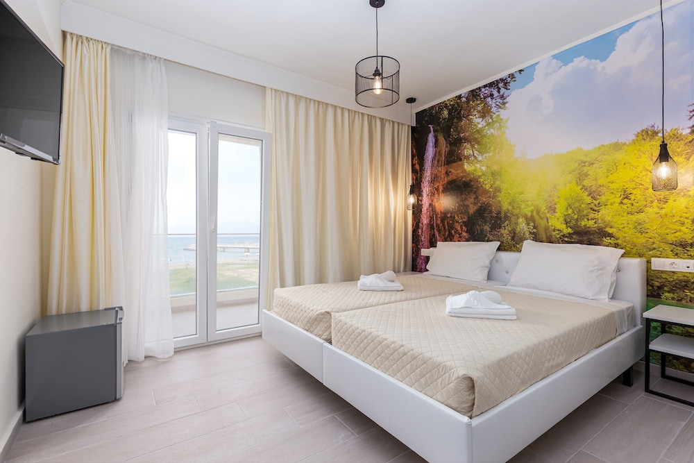 Aqua Luxury Suites Roda — Hotel rooms in Roda, Ionian Islands