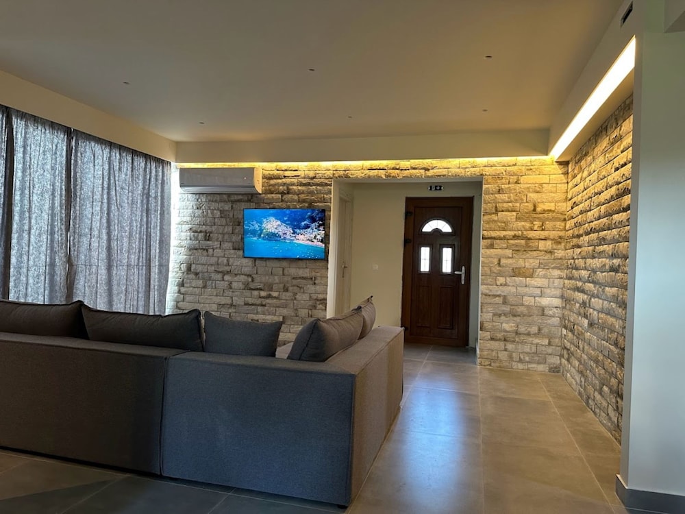 Aqua Luxury Suites Roda — Hotel rooms in Roda, Ionian Islands