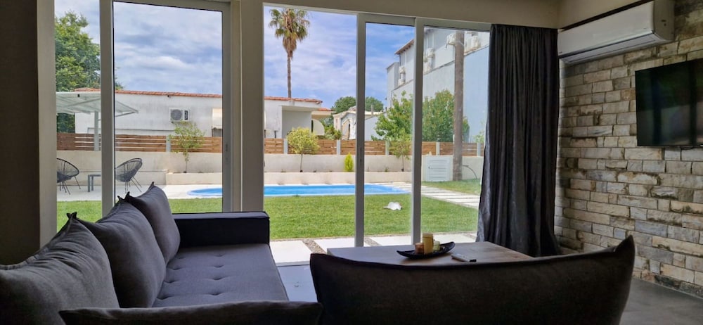 Aqua Luxury Suites Roda — Swimming pool in Roda, Ionian Islands