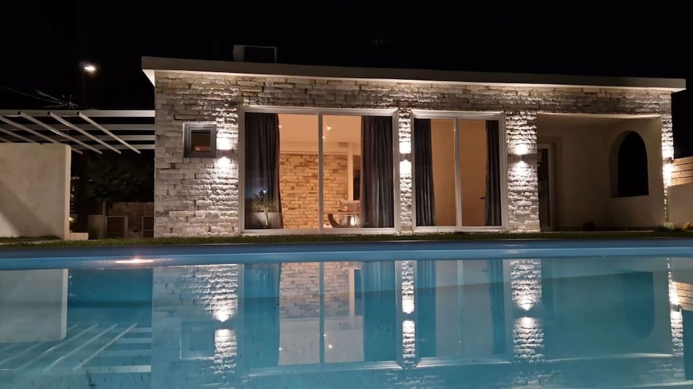 Aqua Luxury Suites Roda — Swimming pool in Roda, Ionian Islands