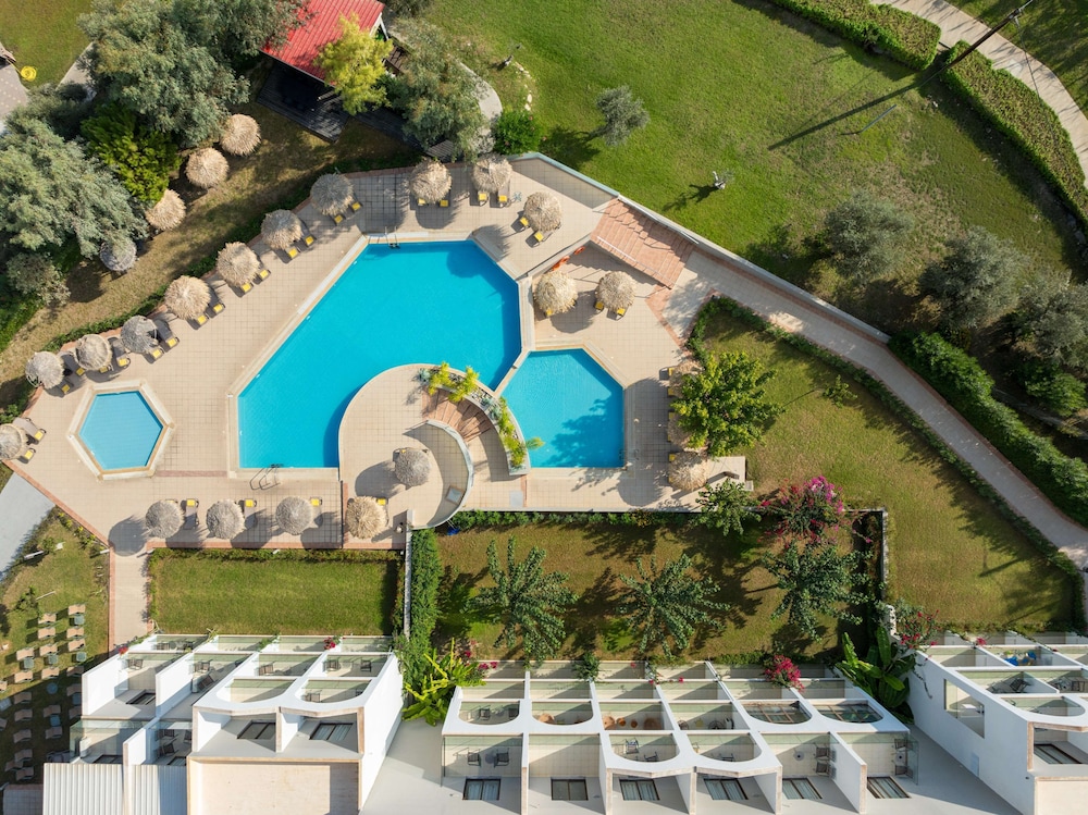 Lindos Breeze Beach Hotel — Swimming pool in Kiotari, South Aegean