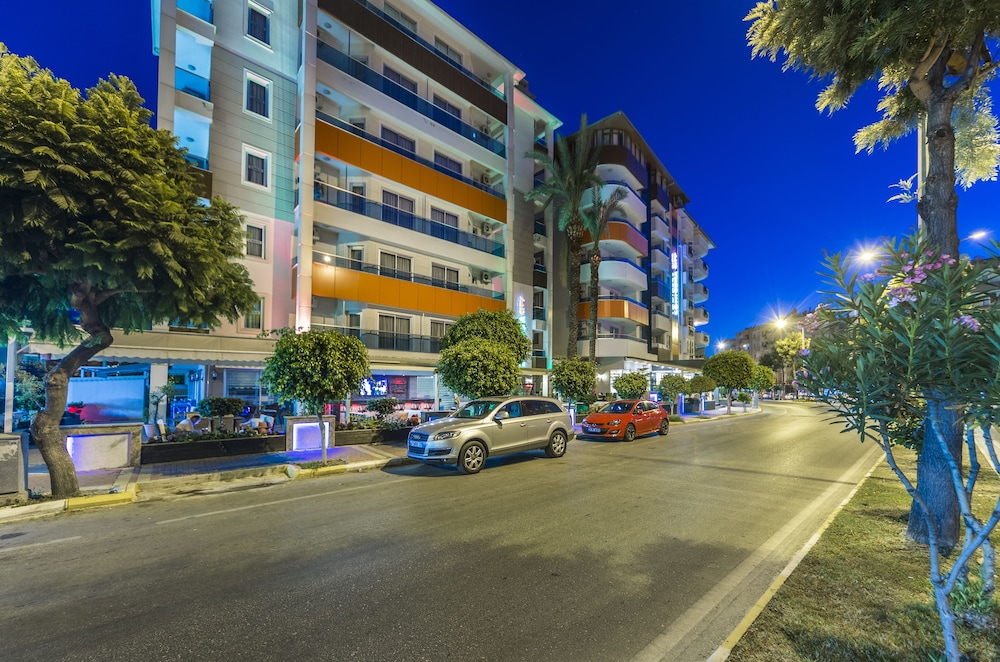 Lonicera City Hotel — Hotel building in Alanya