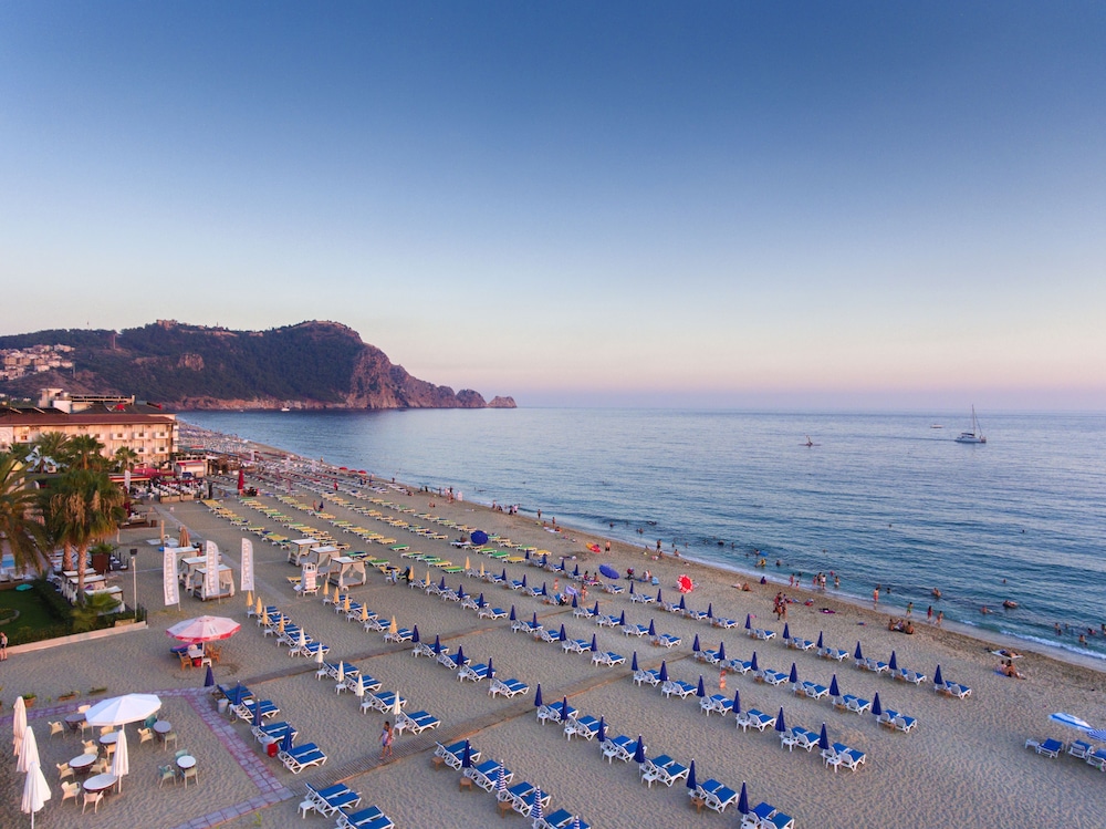 Lonicera City Hotel — Beach in Alanya