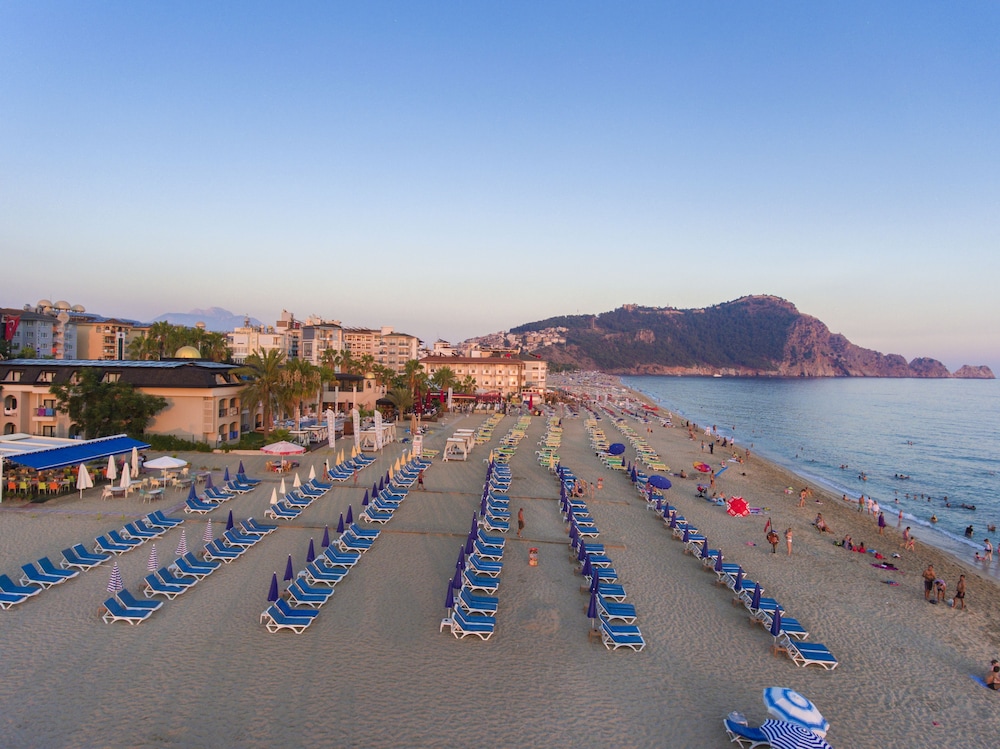 Lonicera City Hotel — Beach in Alanya