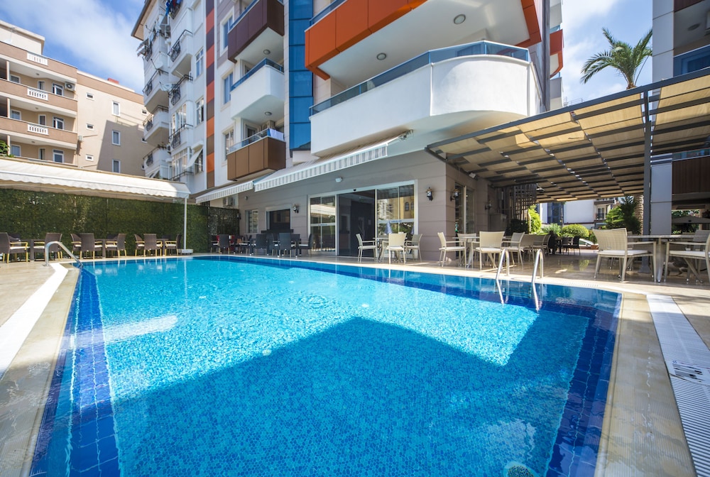 Lonicera City Hotel — Swimming pool in Alanya
