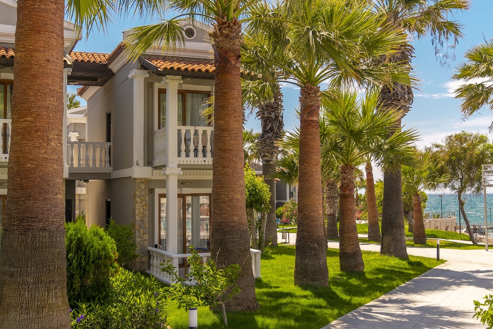 Lucas Didim Resort — Hotel building in Didim, Aydin