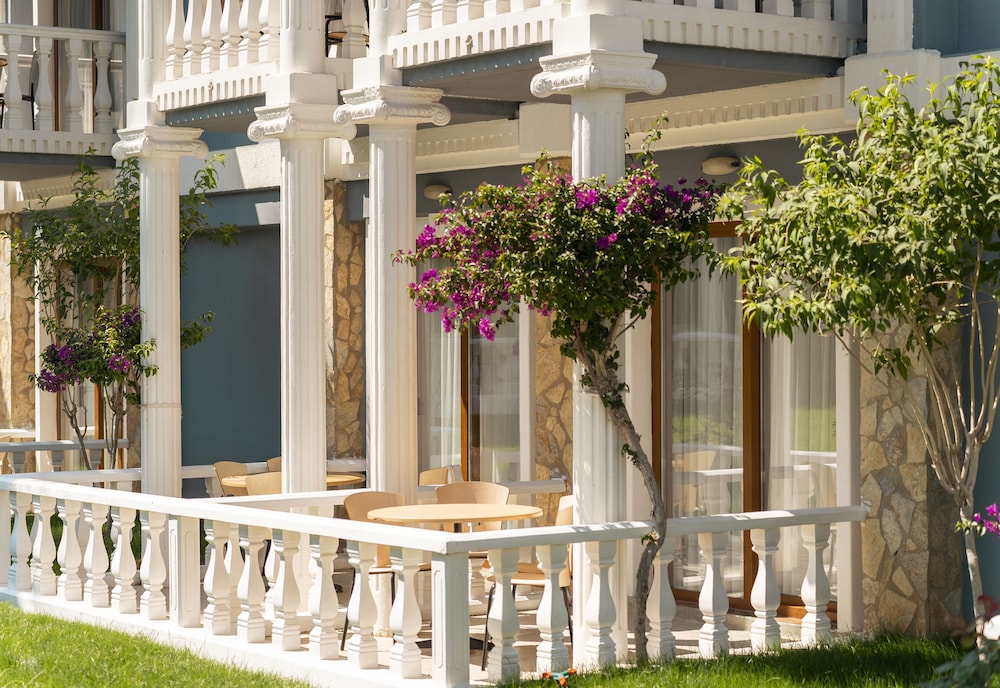 Lucas Didim Resort — Hotel building in Didim, Aydin
