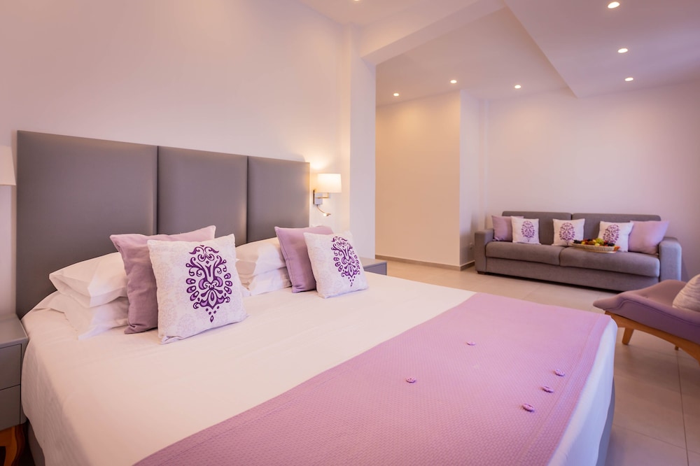 Mar n Mar Crown Hotel and Suites — Hotel rooms in Kamari, South Aegean
