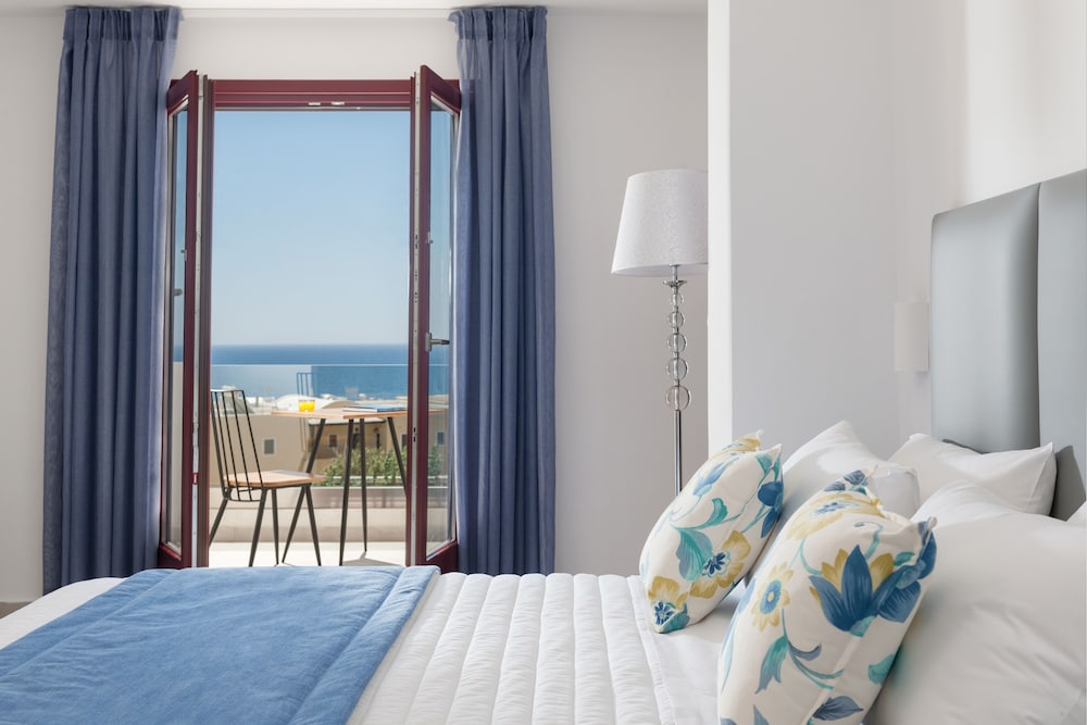 Mar n Mar Crown Hotel and Suites — Hotel rooms in Kamari, South Aegean
