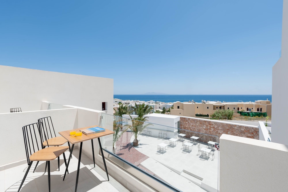 Mar n Mar Crown Hotel and Suites — Hotel building in Kamari, South Aegean