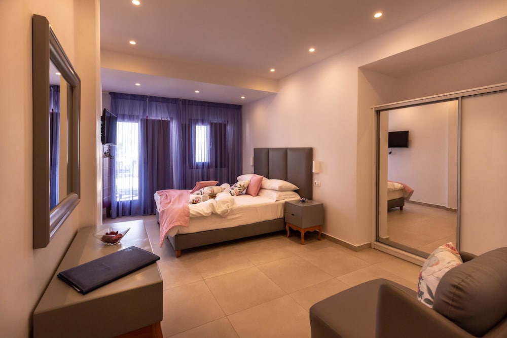 Mar n Mar Crown Hotel and Suites — Hotel rooms in Kamari, South Aegean