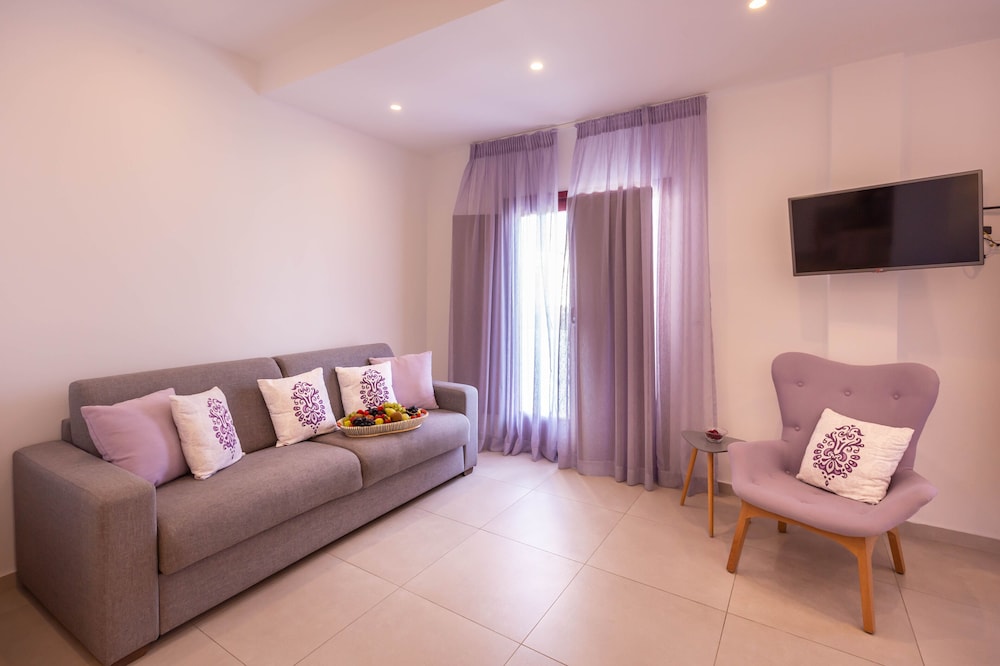 Mar n Mar Crown Hotel and Suites — Hotel rooms in Kamari, South Aegean