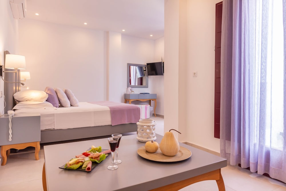 Mar n Mar Crown Hotel and Suites — Hotel rooms in Kamari, South Aegean