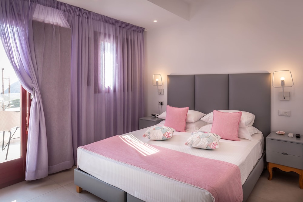 Mar n Mar Crown Hotel and Suites — Hotel rooms in Kamari, South Aegean
