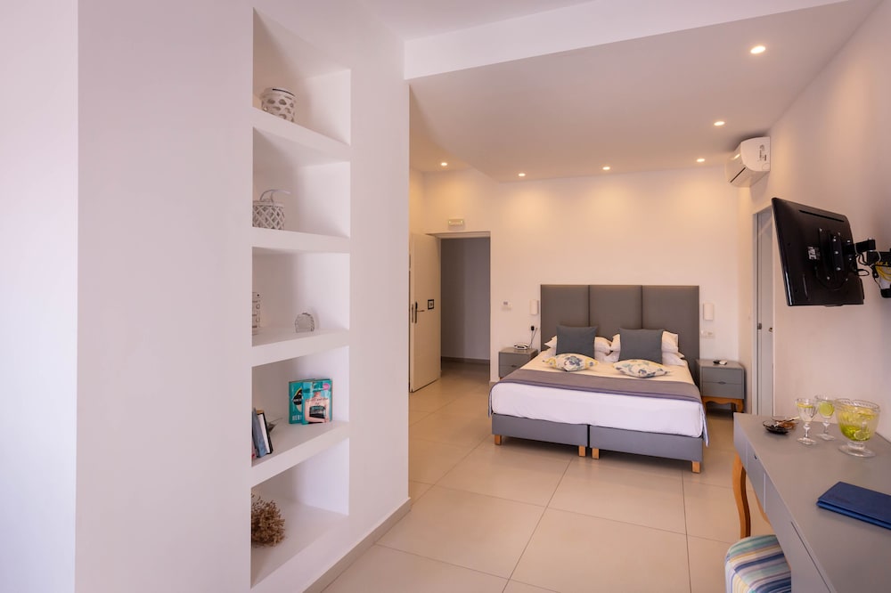 Mar n Mar Crown Hotel and Suites — Hotel rooms in Kamari, South Aegean