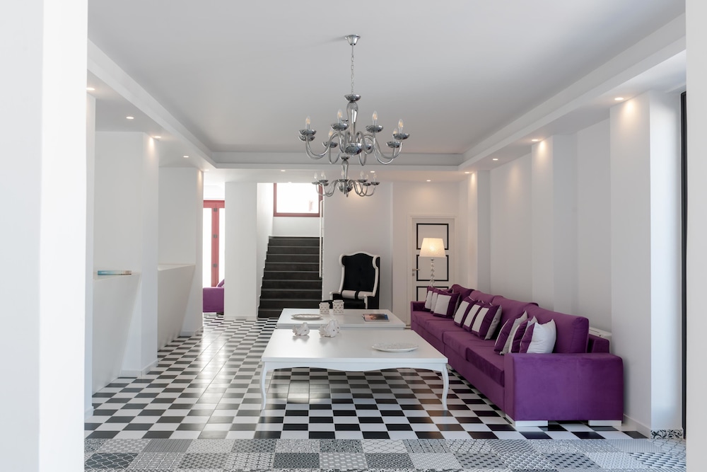 Mar n Mar Crown Hotel and Suites — Hotel rooms in Kamari, South Aegean