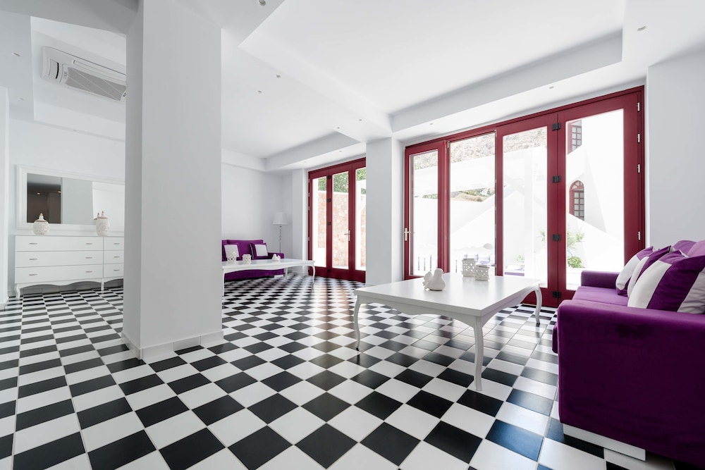 Mar n Mar Crown Hotel and Suites — Hotel rooms in Kamari, South Aegean