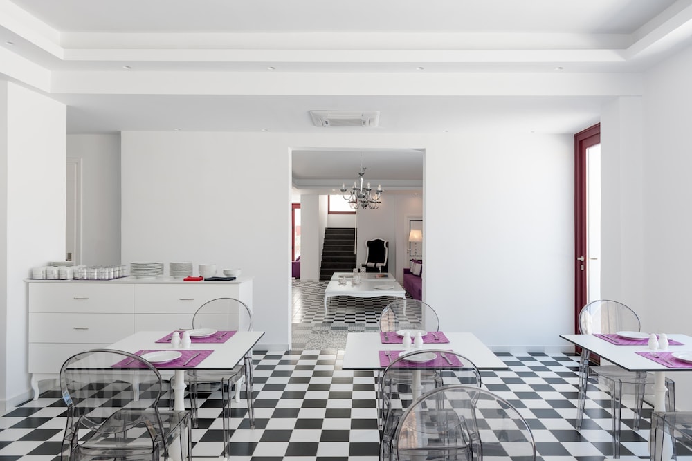 Mar n Mar Crown Hotel and Suites — Restaurant & bars in Kamari, South Aegean