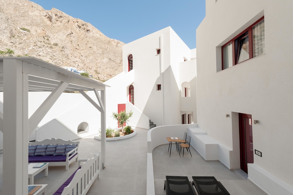 Mar n Mar Crown Hotel and Suites — Hotel building in Kamari, South Aegean